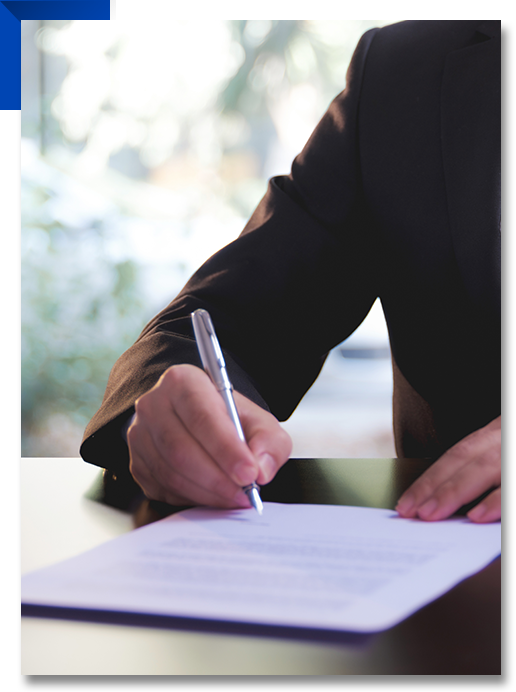 사람이 펜으로 종이에 적고 있는 사진