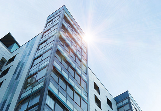 건물에서 빛나는 사진